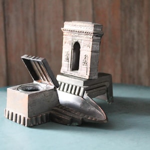 Encrier ancien en régul, monument de Paris, Souvenir de Paris, Arc de Triomphe, 4583