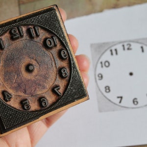 Tampon ancien français à motif d'horloge de dimension 5.6 x 5.6 cm, 3459A/B/C