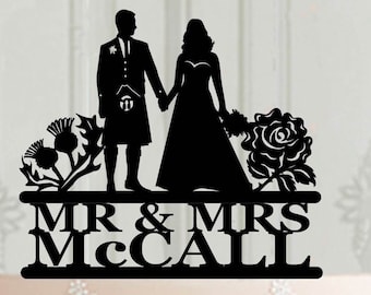 Peut inclure: Silhouette noire d'une mariée et d'un marié avec un motif de chardon et de rose. Le texte "Mr. & Mrs. McCall" est sous le couple.