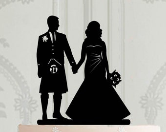 Peut inclure: Topper de gâteau de mariage en silhouette noire d'une mariée et d'un marié. Le marié porte un kilt et la mariée tient un bouquet de fleurs.