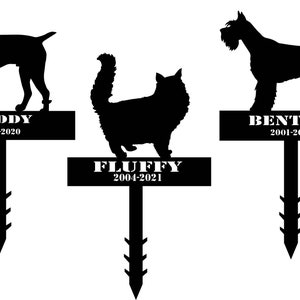 Può includere: Tre paletti da giardino commemorativi per animali domestici in silhouette nera. I paletti rappresentano un cane, un gatto e un cane. Ogni paletto ha un cartello con il nome dell'animale domestico e le date. I cartelli indicano "Buddy 2001-2020", "Fluffy 2004-2021" e "Bentley 2001-2020".