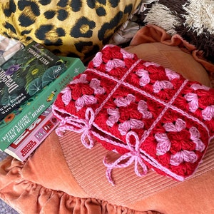 Crochet Book Sleeve with Tie, Crochet Book Cover, Kindle Cover, Gift for Book Lovers