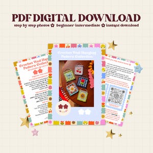K&ouml;nnte beinhalten: Digitaler Download einer H&auml;kelanleitung f&uuml;r Wandbeh&auml;nge. Das Bild zeigt mehrere geh&auml;kelte Wandbeh&auml;nge mit verschiedenen Designs, darunter Blumen und Vichy-Muster. Der Text auf dem Bild lautet "PDF DIGITAL DOWNLOAD" und "Crochet Wall Hanging Pattern Collection."