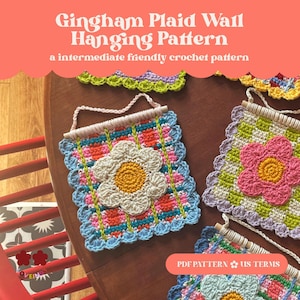 Pode incluir: Padrões de tapeçarias de parede de crochê com desenhos xadrez gingham e detalhes florais. O texto diz "Gingham Plaid Wall Hanging Pattern" e "a intermediate friendly crochet pattern". Os padrões são em várias cores, incluindo azul, rosa, laranja e verde.