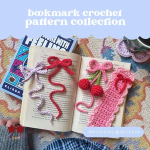Pode incluir: Coleção de padrões de marcadores de crochê. A imagem mostra marcadores feitos à mão, incluindo um laço lilás, um laço vermelho e um marcador rosa com cerejas. O texto "bookmark crochet pattern collection" é visível.