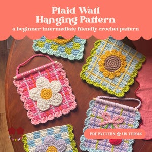 Può includere: Una collezione di decorazioni murali all'uncinetto fatte a mano con motivi a quadri e disegni floreali. Le decorazioni presentano una varietà di colori, tra cui rosa, giallo, blu e verde. Il testo "Plaid Wall Hanging Pattern" è visualizzato in alto.