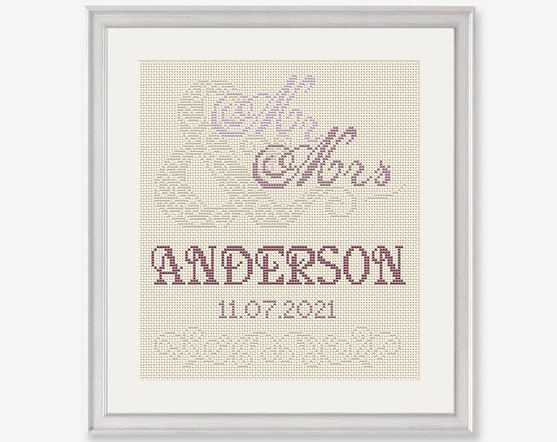 Puede incluir: Un dise&ntilde;o de punto de cruz con las palabras "Mr. & Mrs. Anderson" y la fecha "11.07.2021" en una fuente marr&oacute;n sobre un fondo beige.