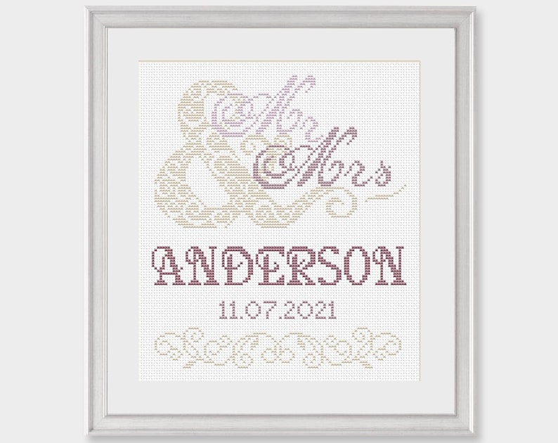 Puede incluir: Patr&oacute;n de punto de cruz con una ampersand estilizada y las palabras "Mr. & Mrs. Anderson" en hilo morado y beige. La fecha "11.07.2021" est&aacute; debajo de los nombres.
