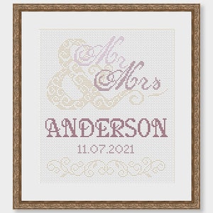 Puede incluir: Un dise&ntilde;o de punto de cruz blanco y rosa con el texto "Mrs. Anderson 11.07.2021" en una fuente morada.