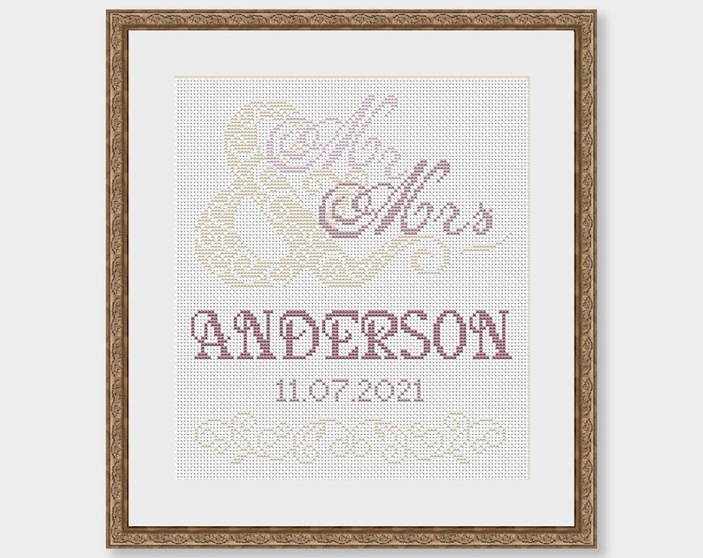 Puede incluir: Un dise&ntilde;o de punto de cruz blanco y rosa con el texto "Mrs. Anderson 11.07.2021" en una fuente morada.
