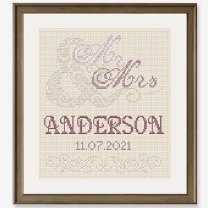 Puede incluir: Un dise&ntilde;o de punto de cruz enmarcado con las palabras "Mr. & Mrs. Anderson" y la fecha "11.07.2021" en un esquema de color morado y blanco.