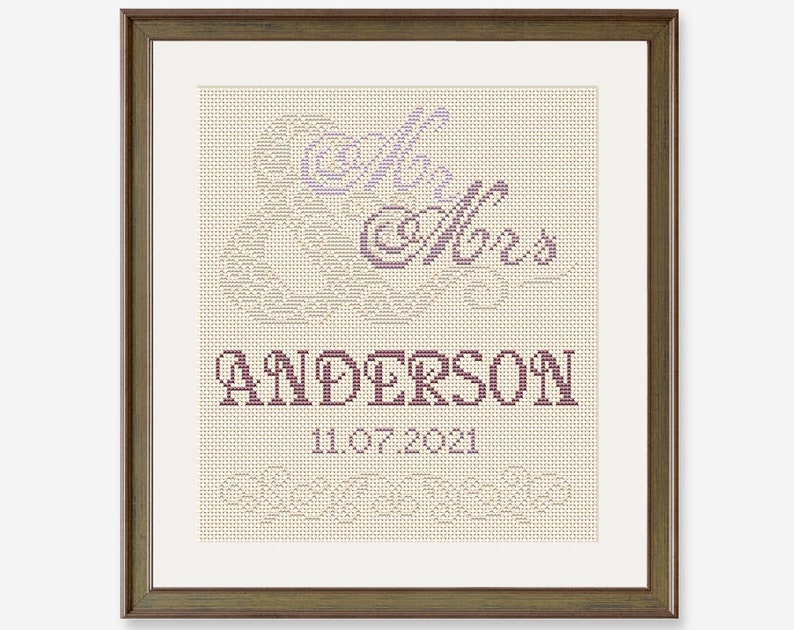 Puede incluir: Un dise&ntilde;o de punto de cruz enmarcado con las palabras "Mr. & Mrs. Anderson" y la fecha "11.07.2021" en un esquema de color morado y blanco.