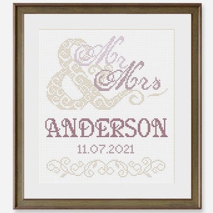 Puede incluir: Dise&ntilde;o de bordado de punto de cruz con una ampersand estilizada y la palabra "Mrs." en una fuente morada, con el apellido "ANDERSON" y la fecha "11.07.2021" debajo.