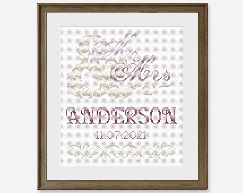 Puede incluir: Dise&ntilde;o de bordado de punto de cruz con una ampersand estilizada y la palabra "Mrs." en una fuente morada, con el apellido "ANDERSON" y la fecha "11.07.2021" debajo.