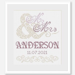 Puede incluir: Patr&oacute;n de punto de cruz con las palabras "Mr. & Mrs. Anderson" y la fecha "11.07.2021" en un esquema de color morado y beige.