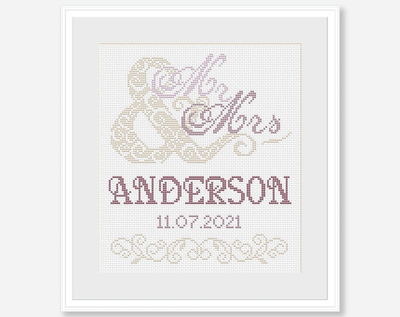 Puede incluir: Patr&oacute;n de punto de cruz con las palabras "Mr. & Mrs. Anderson" y la fecha "11.07.2021" en un esquema de color morado y beige.
