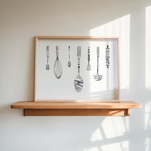 Könnte beinhalten: Ein gerahmter Kunstdruck mit schwarz-weißen Strichzeichnungen von Küchenutensilien, jeweils mit einem Wort oder einer Phrase. Die Wörter lauten "TASTE AND SEE", "SEE HIM", "GOOD" und "PSALM 34:8". Der Druck wird auf einem Holzregal ausgestellt.