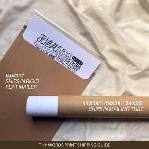 Puede incluir: Un sobre plano de cart&oacute;n marr&oacute;n y un tubo de env&iacute;o de cart&oacute;n marr&oacute;n para enviar impresiones. El texto en el sobre plano dice "8.5x11" SHIPS IN RIGID FLAT MAILER". El texto en el tubo dice "11X14" | 18X24" | 24X36" SHIPS IN MAILING TUBE".