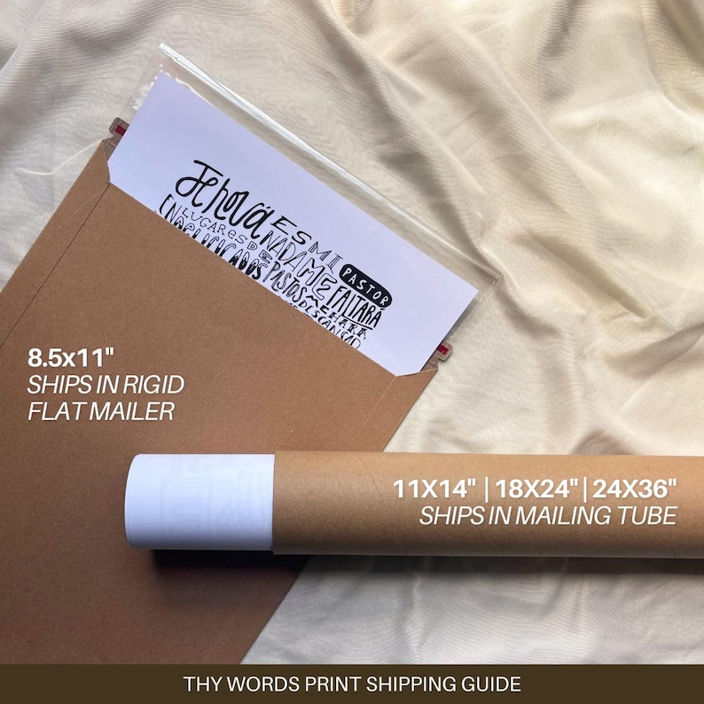 Puede incluir: Un sobre plano de cart&oacute;n marr&oacute;n y un tubo de env&iacute;o de cart&oacute;n marr&oacute;n para enviar impresiones. El texto en el sobre plano dice "8.5x11" SHIPS IN RIGID FLAT MAILER". El texto en el tubo dice "11X14" | 18X24" | 24X36" SHIPS IN MAILING TUBE".