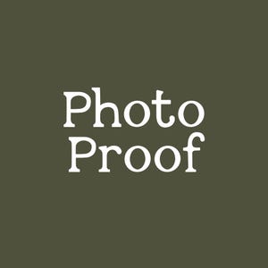 Pode incluir: Um fundo quadrado verde-oliva escuro sólido com o texto branco Photo Proof centralizado no meio. A fonte é uma tipografia serifada limpa com legibilidade clara contra o fundo escuro, criando uma exibição visual simples e direta.