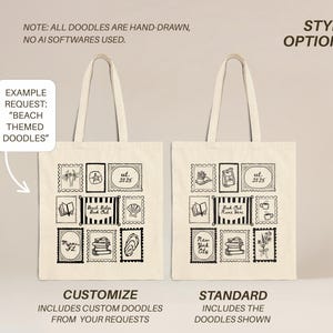 K&ouml;nnte beinhalten: Zwei Tragetaschen aus Canvas mit schwarz-wei&szlig;en Kritzeldesigns. Eine Tasche ist mit gew&uuml;nschten Kritzeleien anpassbar, die andere hat Standarddesigns. Die Kritzeleien umfassen Strandmotive, B&uuml;cher und Text. Der Text enth&auml;lt "Book Club", "New York City" und "est. 2025".