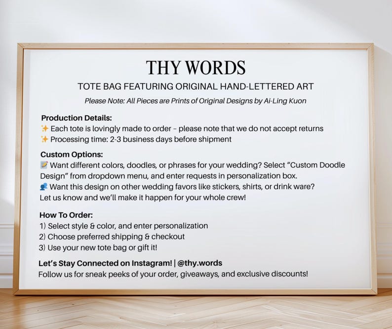 K&ouml;nnte beinhalten: Gerahmter Druck mit dem Text "THY WORDS" und Informationen &uuml;ber Tragetaschen mit original handgeschriebener Kunst. Details umfassen Produktion, individuelle Optionen f&uuml;r Hochzeiten und wie man bestellt. Der Druck ist in einem Holzrahmen.