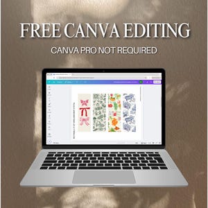 Może przedstawiać: Srebrny laptop wyświetla projekt Canva z tekstem "FREE CANVA EDITING" i "CANVA PRO NOT REQUIRED". Ekran pokazuje szablony zakładek z ilustracjami kokard, roślin i jedzenia. Laptop znajduje się na powierzchni o neutralnym odcieniu.