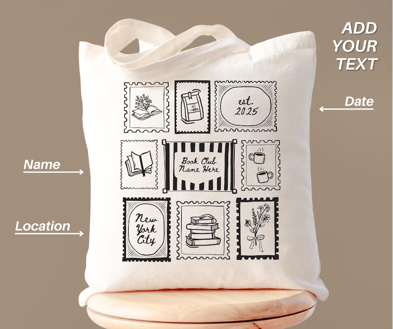 K&ouml;nnte beinhalten: Eine wei&szlig;e Canvas-Tragetasche mit schwarz-wei&szlig;en Illustrationen, die Briefmarken &auml;hneln. Designs umfassen B&uuml;cher, Kaffee, Blumen und den Text "Book Club Name Here" und "New York City". Die Tasche hat einen Griff und Platz zum Hinzuf&uuml;gen von Text.