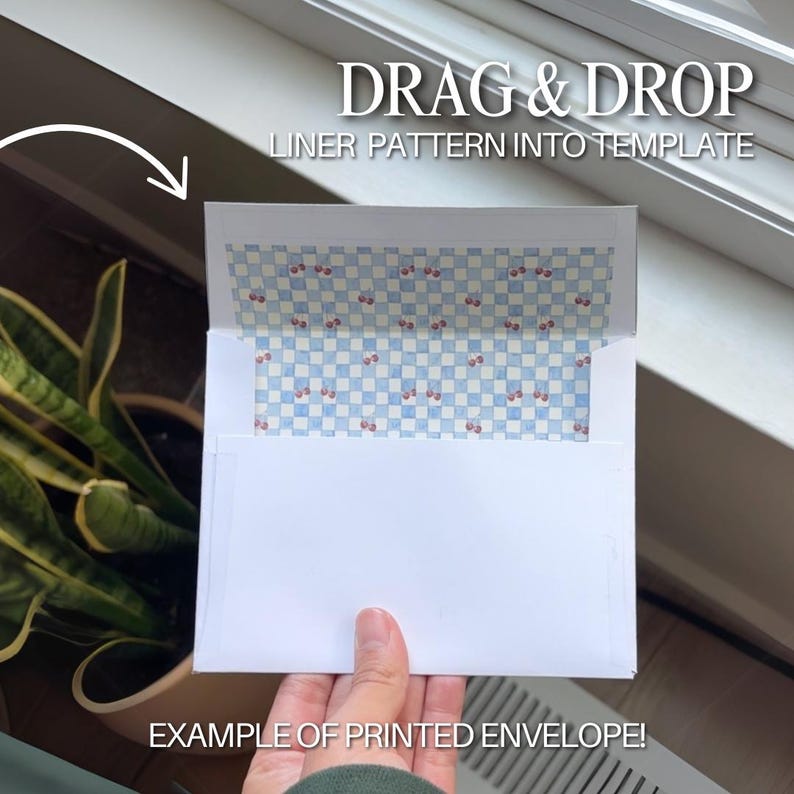 Może przedstawiać: Biała koperta z niebiesko-białą podszewką w kratkę z wiśniami. Widoczny jest tekst "DRAG & DROP LINER PATTERN INTO TEMPLATE" oraz "EXAMPLE OF PRINTED ENVELOPE!"