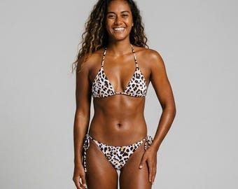 Recycelter Schnürbikini mit Allover-Druck