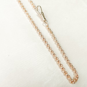 Pode incluir: Uma corrente de ouro com um fecho de prata. A corrente &eacute; de design simples e delicado.