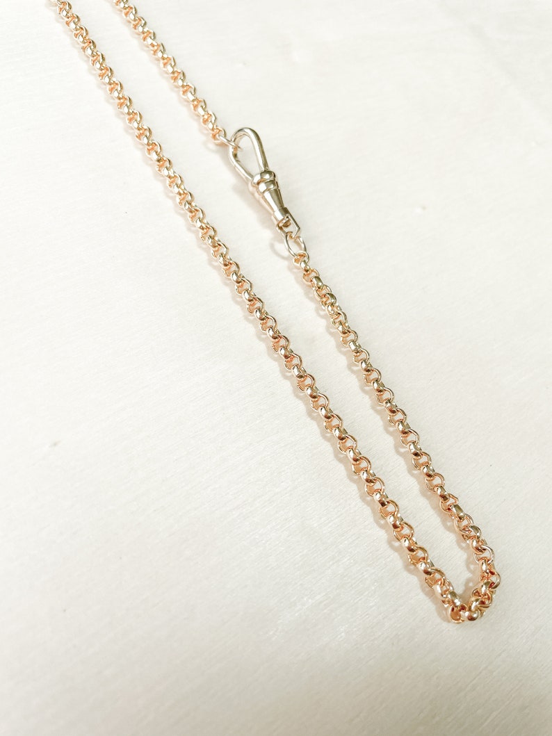 Pode incluir: Uma corrente de ouro com um fecho de prata. A corrente &eacute; de design simples e delicado.