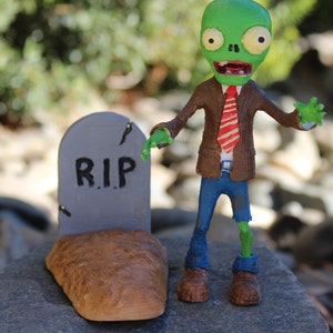 Plant vs Zombie, Zombie & RIP Grave // Cake Topper // Collectible Halloween // Birthday Party // Everyday Collectible // Zombie