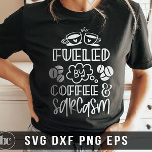 Gevoed door koffie en sarcasme SVG | Grappig koffieshirt | Sarcastisch shirt | Koffie-svg | Sarcasme shirt | Draait op koffie en sarcasme SVG PNG