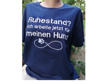 gesticktes T-shirt mit Spruch "Ruhestand - ich arbeite jetzt für meinen Hund", Funshirt, T-shirt bis 8XL, T-shirt für Hundefreunde