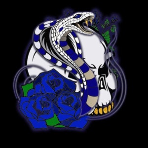 Puede incluir: Ilustración digital de una cobra con patrones azules y blancos, enrollada alrededor de una calavera blanca. Debajo, tres rosas azules con hojas verdes sobre un fondo negro.