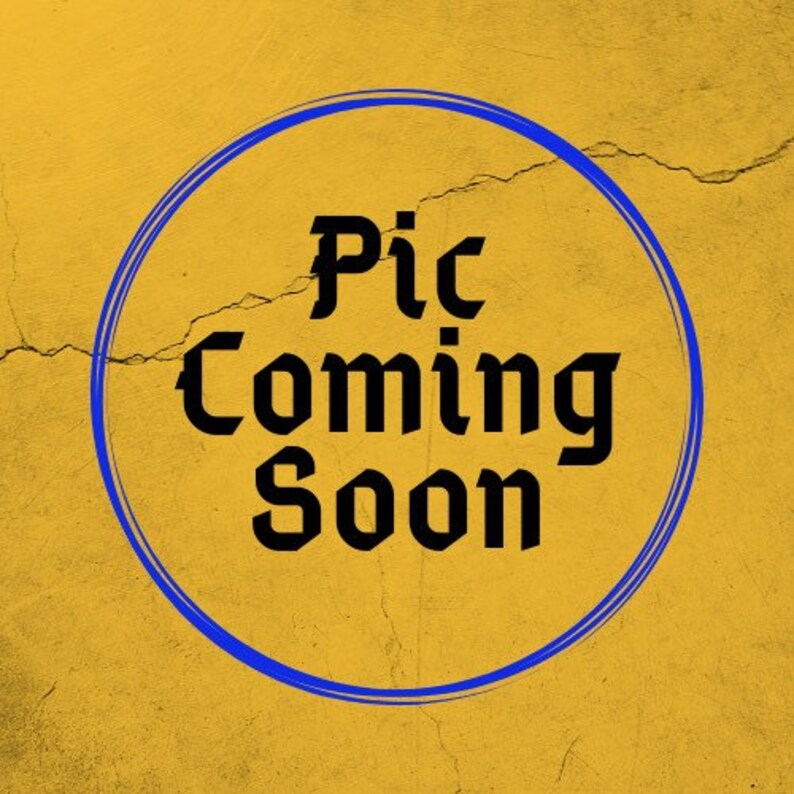 Op de afbeelding: Een blauwe cirkel op een gebarsten gele achtergrond. De tekst "Pic Coming Soon" is in het zwart geschreven.