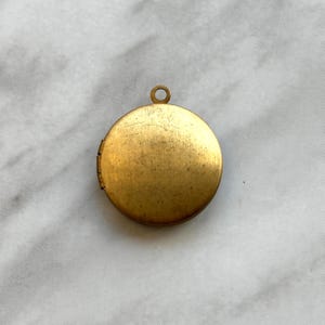 ヴィンテージ真鍮ラウンドロケット 直径20mm // バレンタインデーのDIYジュエリーチャームネックレスクラフトギフトアイデア