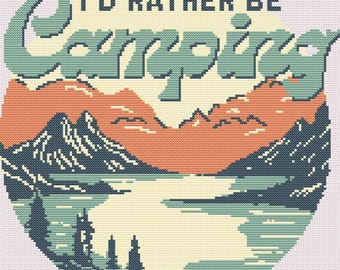 Op de afbeelding: Een rond kruissteekontwerp met de tekst "I'D RATHER BE CAMPING" in teal en zwart. De afbeelding toont een landschap met bergen, een meer en bomen in tinten oranje, teal en crème, tegen een lichtroze achtergrond.