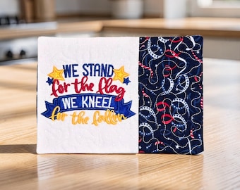 Posavasos patriótico bordado con "Defendemos la bandera, nos arrodillamos por los caídos" - Regalo de posavasos acolchado