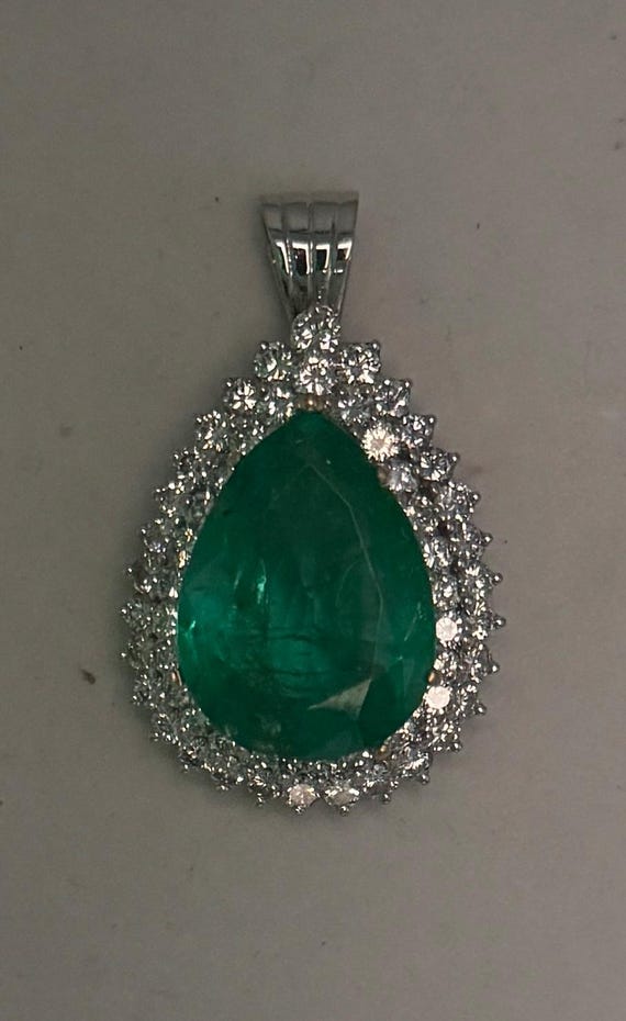 Emerald and diamond pendant - image 3