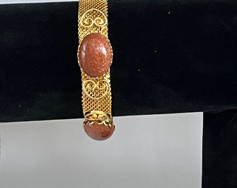 Bracelet vintage avec boucle en maille dorée et cabochons en verre brun scintillant 7 po.