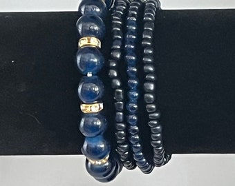 Ensemble de quatre bracelets de perles en plastique bleu lapis