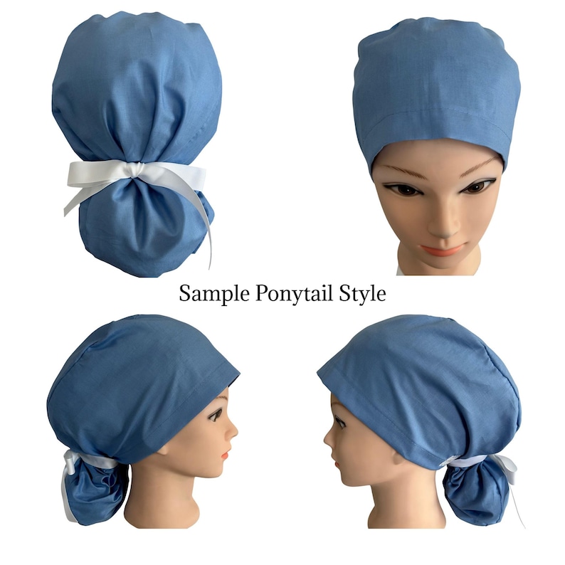 Pode incluir: Uma touca cir&uacute;rgica azul clara com uma fita branca. A touca &eacute; mostrada em v&aacute;rias vistas, incluindo um estilo rabo de cavalo. O texto "Sample Ponytail Style" &eacute; exibido abaixo.