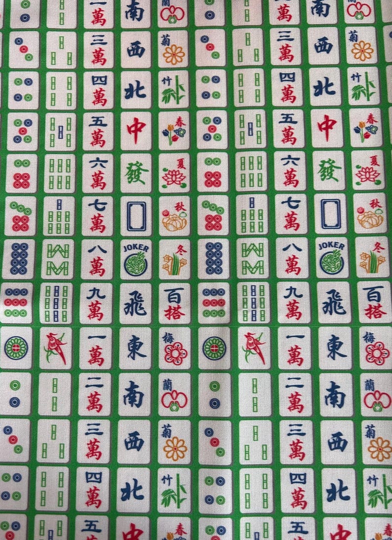 Pode incluir: Tecido verde com um padr&atilde;o repetido de pe&ccedil;as de Mahjong brancas. As pe&ccedil;as apresentam caracteres chineses, pontos e outros s&iacute;mbolos em vermelho, verde e azul. O fundo &eacute; verde liso.