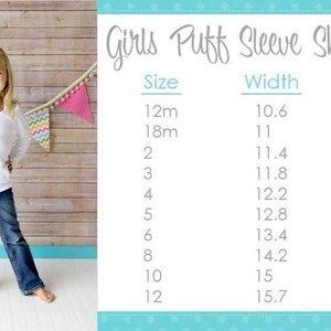 K&ouml;nnte beinhalten: Eine Tabelle mit den Gr&ouml;&szlig;en von Puff&auml;rmelshirts f&uuml;r M&auml;dchen mit den entsprechenden Breiten- und L&auml;ngenma&szlig;en in Zoll. Die Tabelle zeigt Gr&ouml;&szlig;en von 12 Monaten bis 12 Jahren.
