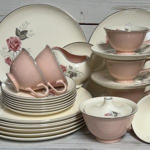 Rosa och vitt Taylor Smith Mångsidigt rosa porslinsset / 42-delars set / 8 femdelars kuvert / Mid-century porslin / Vintage blommigt porslin