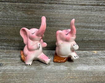 Pair of vintage salt and pepper pink elephants/kitchen decor/Kitsch kitchen/ country decor/ collectible salt and pepper