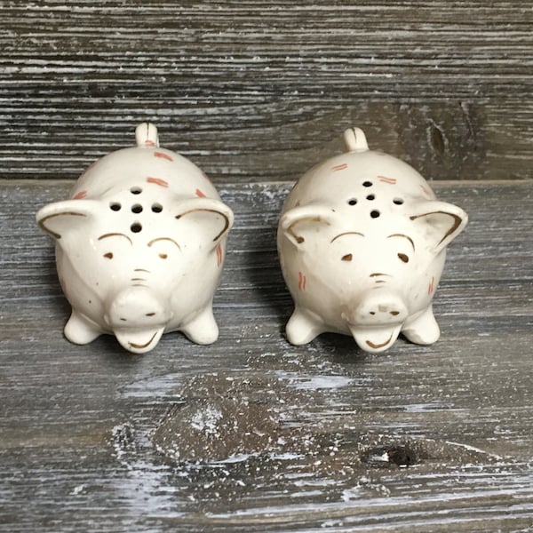 Pair of vintage salt and pepper pigs/ kitchen decor/Kitsch kitchen/ country decor/ collectible salt and pepper