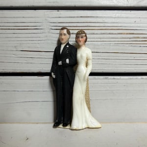 Small plastic vintage bride and groom cake topper/Kitsch bride and groom/Wedding decor/Wedding shower/Plastic wedding topper/Japan